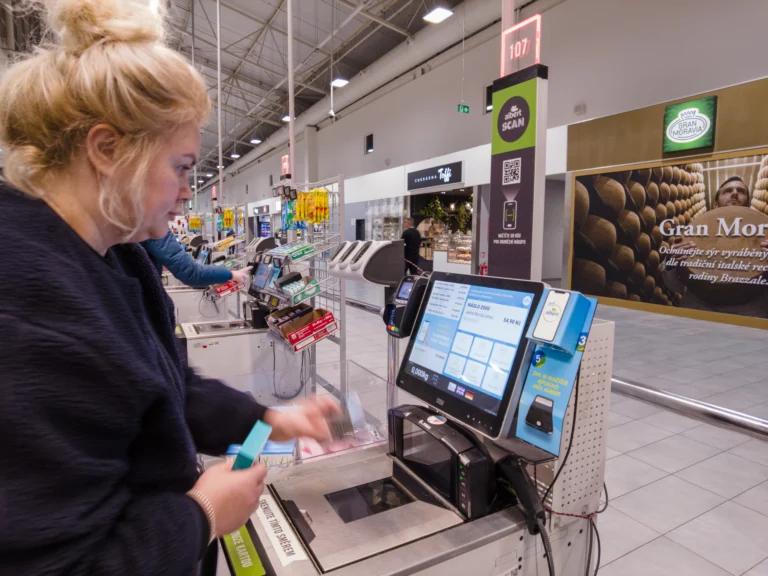 Nová metoda krádeží v&nbsp;supermarketech (2026): Prodavačky jsou bezradné z&nbsp;koordinovaných dvojic zlodějů