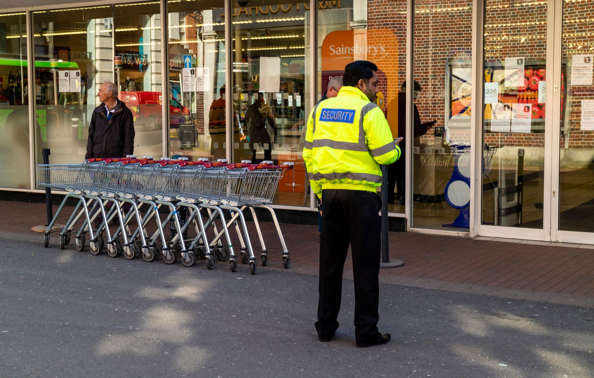 „Chtěl jsem jen vyfotit složení manželce. Security mě odporně vyvedl ven.“ popisuje Tomáš návštěvu supermarketu