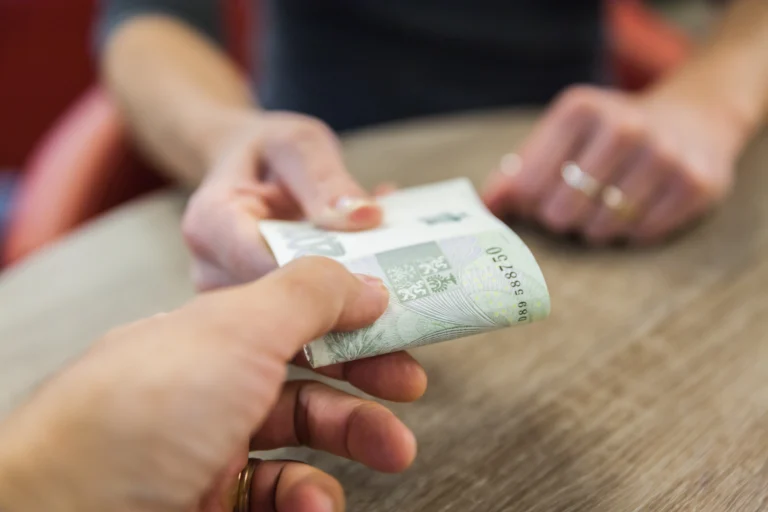 10 nejhůře placených profesí v&nbsp;Česku (2026): Češi dřou celé dny, přitom nedostanou ani 23&nbsp;000&nbsp;Kč&nbsp;hrubého