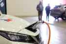 Češi s&nbsp;elektromobilem dostávají za nabíjení zaplaceno (2026): Klíčem k&nbsp;penězům je tarif a&nbsp;počasí