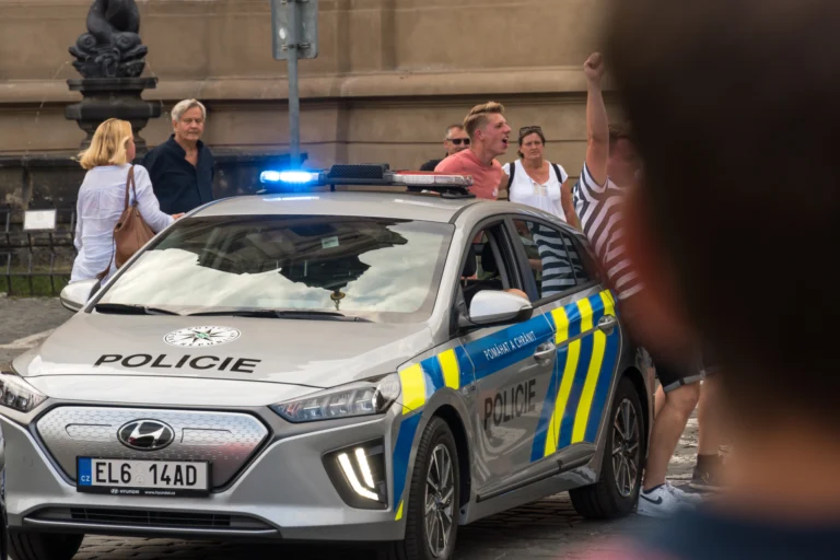 Nový zákon pro řidiče (2026): Pokuta za ujíždění před policií končí, Čechům nově hrozí vězení až na 3 roky