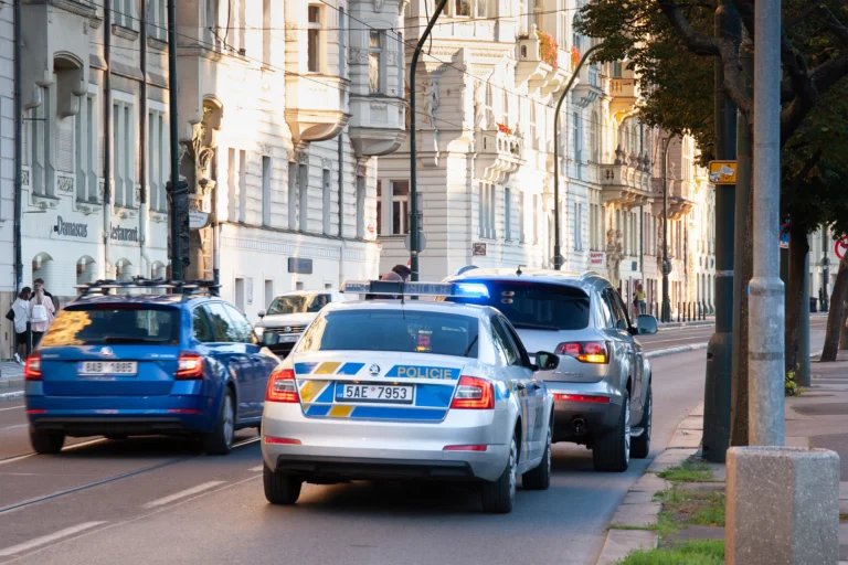 Pokuta za navigaci a&nbsp;držák na čelním skle (2026): Zákon hlídá výhled řidiče, pokuta je i&nbsp;5000&nbsp;Kč