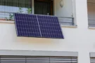 Češi řeší novou fotovoltaiku z&nbsp;Lidlu (2026): Chtějí ji na balkon do paneláku. Potřebují ale povolení a&nbsp;často o&nbsp;tom neví