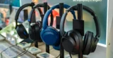 Sony WH-1000XM5 jsou skvělá a&nbsp;dnes už běžně pod 6 tisíc. Podívali jsme se na slevu Alzy pod lupou
