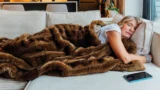 Češi tento zvyk milují, hygienici si ťukají na čelo: Deka přes gauč skrývá i&nbsp;10&nbsp;000 roztočů