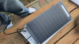 Test solárního a&nbsp;virálního panelu z&nbsp;Action za 219&nbsp;Kč&nbsp;(2026): Mobil mi nedobil ani za celý den. Pro koho se teda hodí?