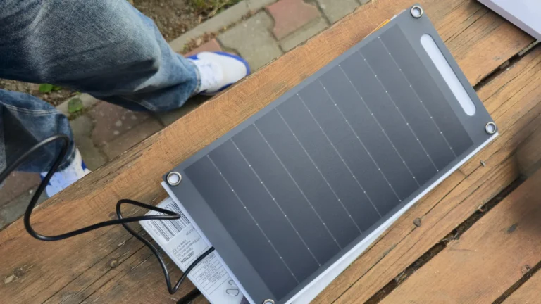 Test solárního a&nbsp;virálního panelu z&nbsp;Action za 219&nbsp;Kč&nbsp;(2026): Mobil mi nedobil ani za celý den. Pro koho se teda hodí?