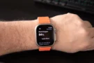 Jak správně nosit chytré hodinky Samsung, Xiaomi i&nbsp;Apple? Většina je nosí špatně, dejte je výš k&nbsp;loktu
