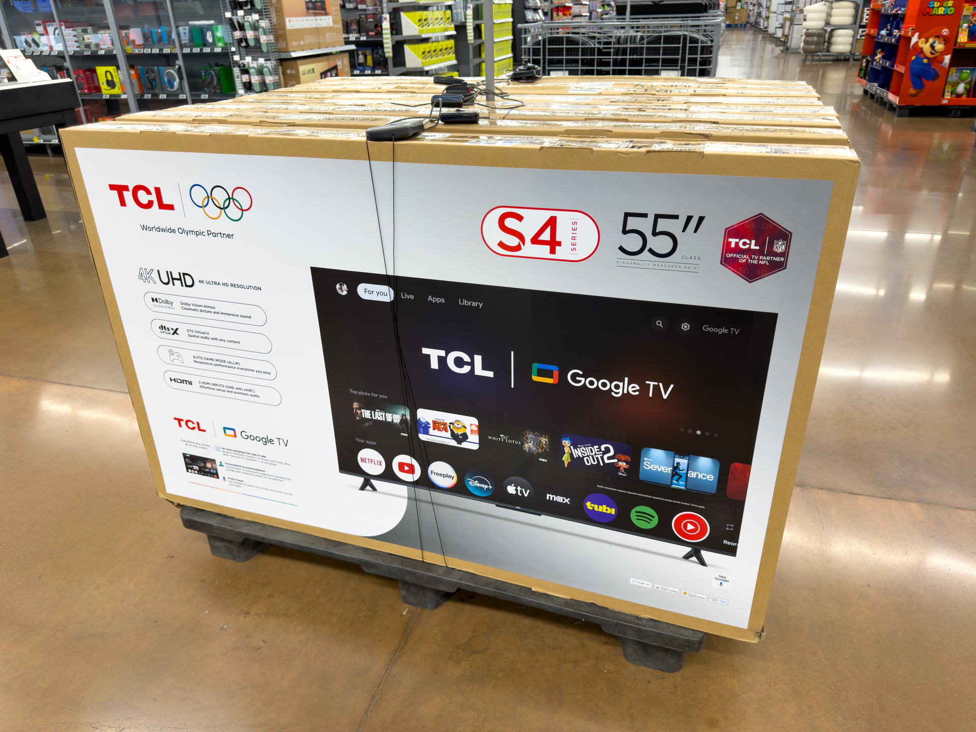 Konečně levná, ale kvalitní televize? TCL 55C6K je velká, stojí pod 13 tisíc a&nbsp;má krásný obraz. Našli jsme i&nbsp;alternativy