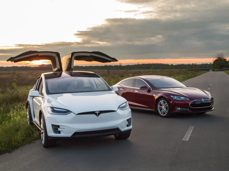 Srovnání nákladů na elektroauto vs. spalovák vs. hybrid a&nbsp;LPG: Vítězí Tesla, propadá Audi. Češi to vidí jinak