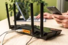 Trik na pomalý internet? Zkontrolujte kabel, Češi platí za 1&nbsp;Gb/s, ale kabelem často proteče max. 100&nbsp;Mb/s