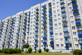 Pokuta za vlastní zeleň před panelákem: Strop sankce sahá až ke 100&nbsp;000&nbsp;Kč. Nedávný příběh ukazuje, že se to děje