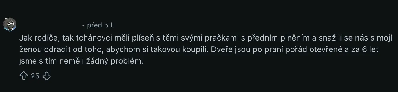 Komentář z Redditu popisující pozitivní zkušenost s necháváním dvířek pračky po praní otevřených