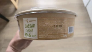 Nejhorší vs. nejlepší Caesar salát (Test 2026): Vyhrál drahý Rohlík, propadl Caesar z&nbsp;Tesca. Divný byl dresing