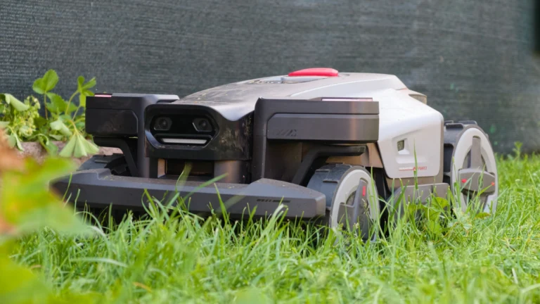 Robotická sekačka Roborock Z115&nbsp;(Test): Měsíc na svažité zahradě ukázal na silné stránky sekačky