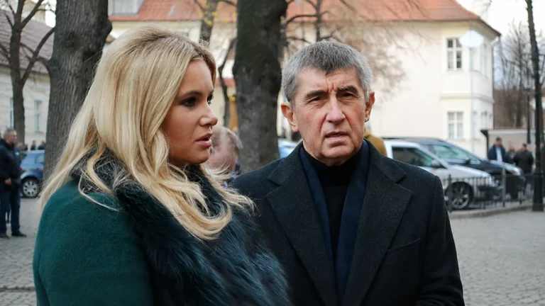 V&nbsp;čem jezdí Andrej Babiš (2026)? Premiér se vozí v&nbsp;Maybachu za 5 milionů, má i&nbsp;Škodovku. Srovnali jsme jeho garáž