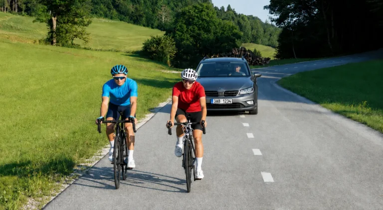 „Shodil bych je do příkopu,“ píší řidiči o&nbsp;cyklistech (2026): Češi při předjíždění ale minimální odstup často ignorují