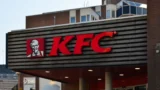 KFC v&nbsp;ofenzívě: Slevou 50&nbsp;%&nbsp;se snaží zlomit nepřízeň fanoušků a&nbsp;napravit svou reputaci
