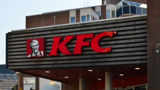 KFC v&nbsp;ofenzívě: Slevou 50&nbsp;%&nbsp;se snaží zlomit nepřízeň fanoušků a&nbsp;napravit svou reputaci