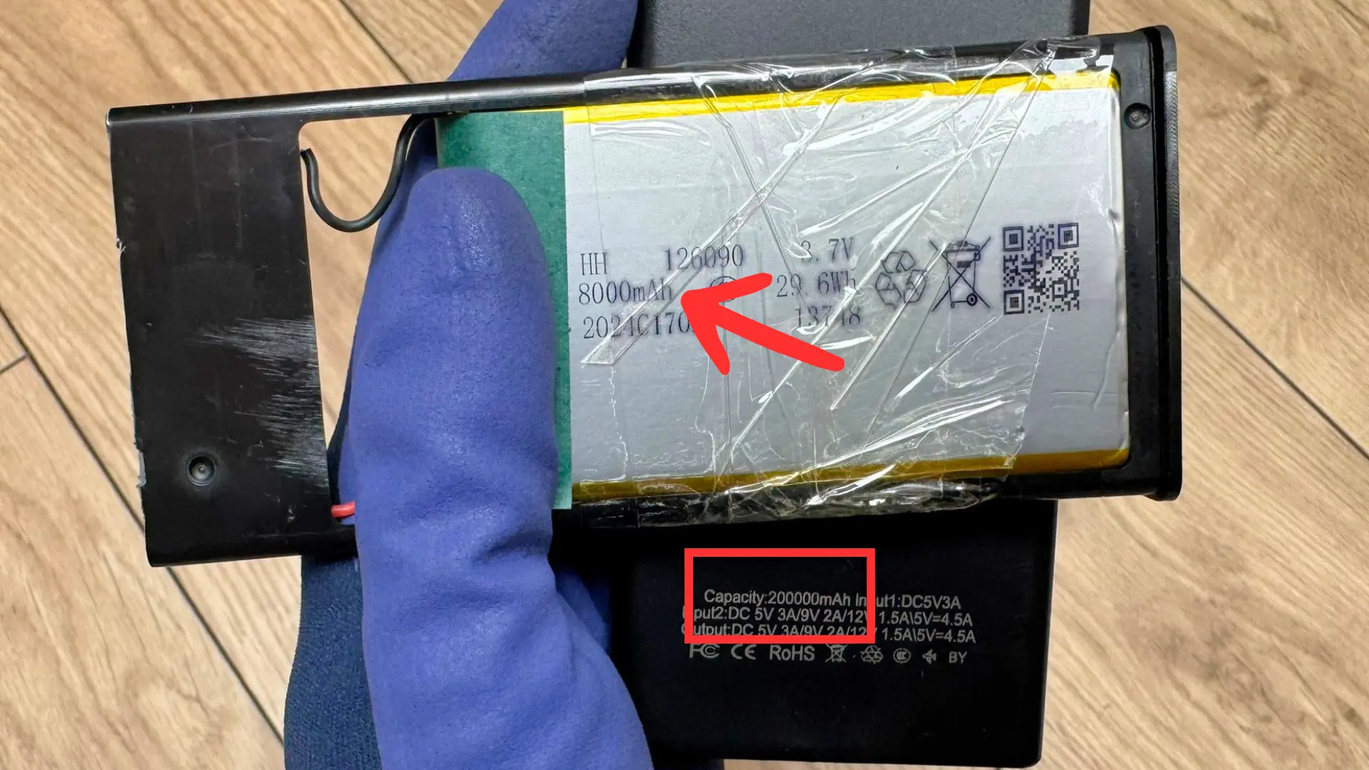 Koupila jsem levnou powerbanku z&nbsp;AliExpressu (Test 2026): Za 470&nbsp;Kč&nbsp;slibovala 200&nbsp;000 mAh, realita byla 25x nižší