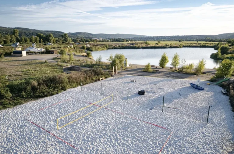 Kam se schovat před vedry (2026)? Pražané si o&nbsp;něm letos šuškají, jezero Lipence láká na křišťálovou vodu i&nbsp;klid