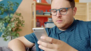 IT expert radí: Mobil na dovolené je past, pozor na písek i&nbsp;slunce. Češi pravidla nedodržují a&nbsp;ničí si baterku