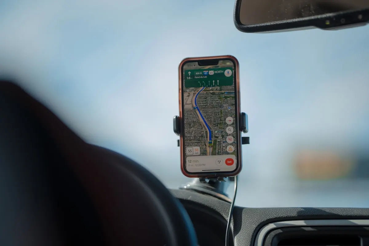 Telefon v držáku v autě zobrazuje navigaci