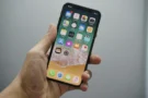 Šmíruje vás někdo? Všímejte si puntíku nahoře na mobilu. Android to má trochu jinak než iPhone