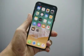 Šmíruje vás někdo? Všímejte si puntíku nahoře na mobilu. Android to má trochu jinak než iPhone