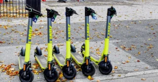 Brusel od roku 2027 zakáže sdílené elektrokoloběžky v&nbsp;ulicích: Půjčovny Bolt a&nbsp;Dott o&nbsp;licence přijdou