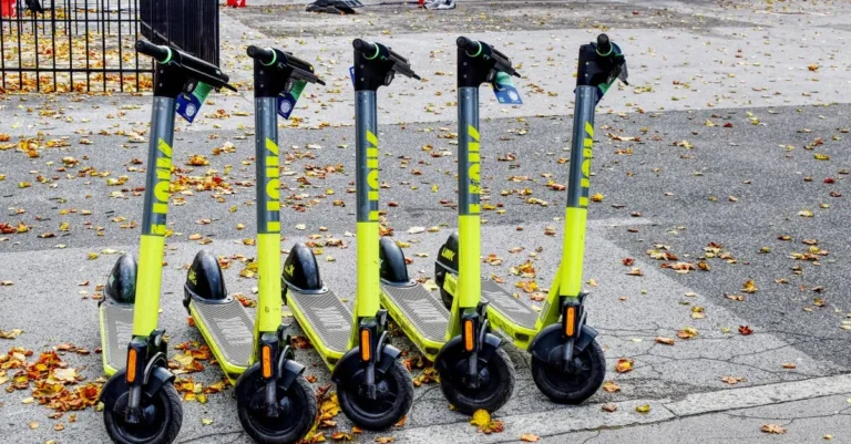 Brusel od roku 2027 zakáže sdílené elektrokoloběžky v&nbsp;ulicích: Půjčovny Bolt a&nbsp;Dott o&nbsp;licence přijdou
