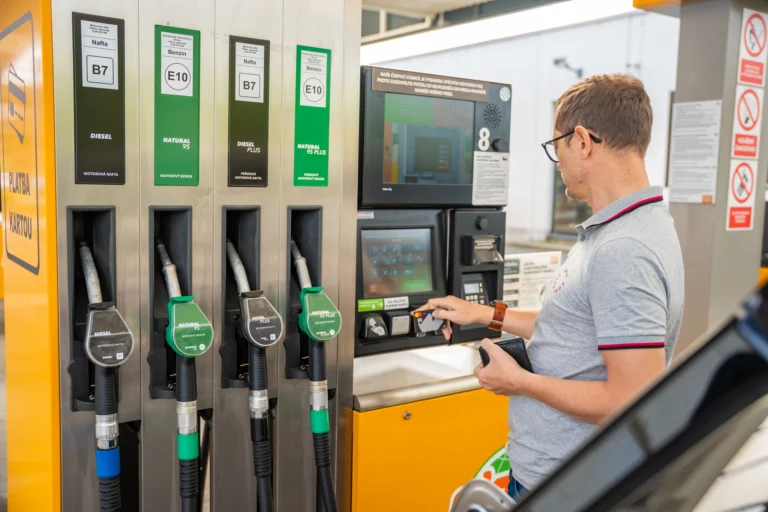 EU změní povolené složení benzínu (2026): Miliony Čechů se starší ojetinou můžou mít problémy