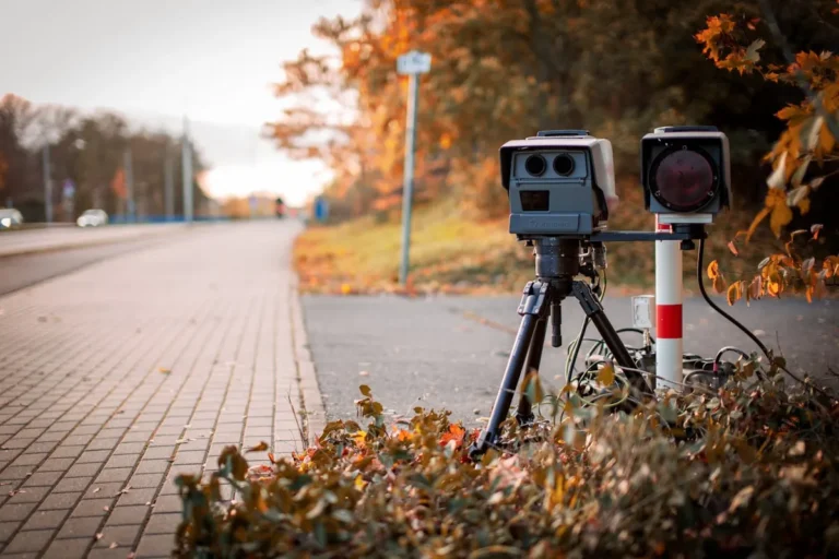 Pokuty za hlášení radarů v&nbsp;navigaci (2026): Češi v&nbsp;létě jezdí do zemí, kde je to nelegální a&nbsp;ani to neví