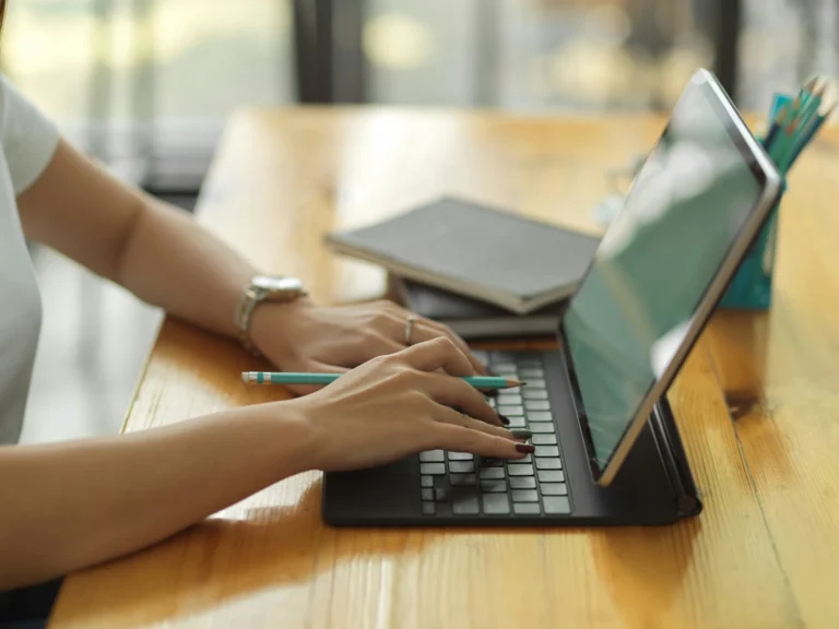 Konec notebooků? Češi řeší tablet z&nbsp;Kauflandu za 2&nbsp;852&nbsp;Kč: Teď ho mají v&nbsp;akci i&nbsp;s&nbsp;klávesnicí. Jaké má alternativy?