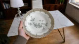 Koupil bednu starého porcelánu za 1&nbsp;600&nbsp;Kč: Na rubu talíře objevil znak vzácné Flory Daniky s&nbsp;hodnotou 2,5 milionu Kč
