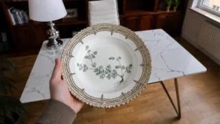 Koupil bednu starého porcelánu za 1&nbsp;600&nbsp;Kč: Na rubu talíře objevil znak vzácné Flory Daniky s&nbsp;hodnotou 2,5 milionu Kč