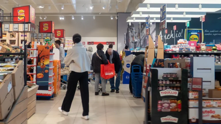 Supermarkety mění otevírací dobu (2026): Přichází letní režim, Kaufland a&nbsp;Globus zůstávají při starém