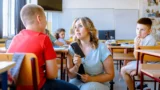 Zákaz mobilů ve školách rozděluje Čechy (2027): „Stejné jako povolit návykové látky,“ komentuje odborník
