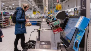 Supermarkety v&nbsp;Česku mění nakupování (2026): Albert zavádí AI u&nbsp;pokladny, dotknou se nejen placení