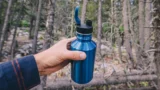 Velké srovnání lahví na vodu pro léto 2026: Do rozpáleného auta jedině nerez, plast je pořád rizikový. A&nbsp;co sklo?