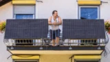 Levné solární panely skrývají problém (2026): Češi je zapojují na balkónech, bez ohlášení distributorovi hrozí pokuta