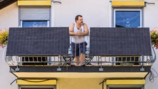 Levné solární panely skrývají problém (2026): Češi je zapojují na balkónech, bez ohlášení distributorovi hrozí pokuta