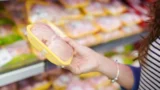 Inspekce varuje před kuřecími řízky z&nbsp;Tesca: Je v&nbsp;nich salmonela, Češi je mají doma v&nbsp;mrazáku
