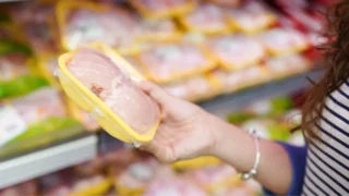 Inspekce varuje před kuřecími řízky z&nbsp;Tesca: Je v&nbsp;nich salmonela, Češi je mají doma v&nbsp;mrazáku