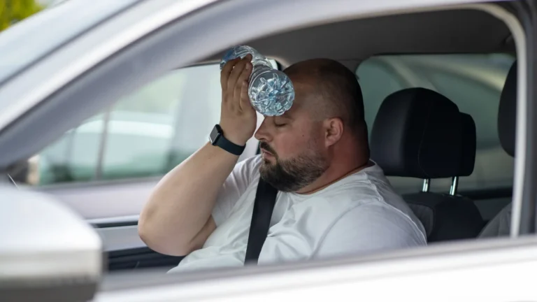 Média straší „pokutou za klimatizaci“ a&nbsp;šíleně zjednodušují: Sankce je skutečná, ale jde o&nbsp;chod motoru. Elektromobily to řeší