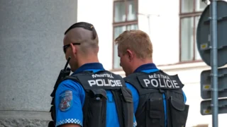 Češi netuší, že policie na čísle 158 přijímá i&nbsp;SMS: „Škoda, že se o&nbsp;tom neinformovalo dřív,“ stěžují si. Funguje to specificky