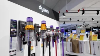Proč je Dyson tak drahý: Konkurence stojí i&nbsp;6x méně. Motor s&nbsp;135&nbsp;000 otáčkami a&nbsp;laser na prach Čechy ne vždy přesvědčí