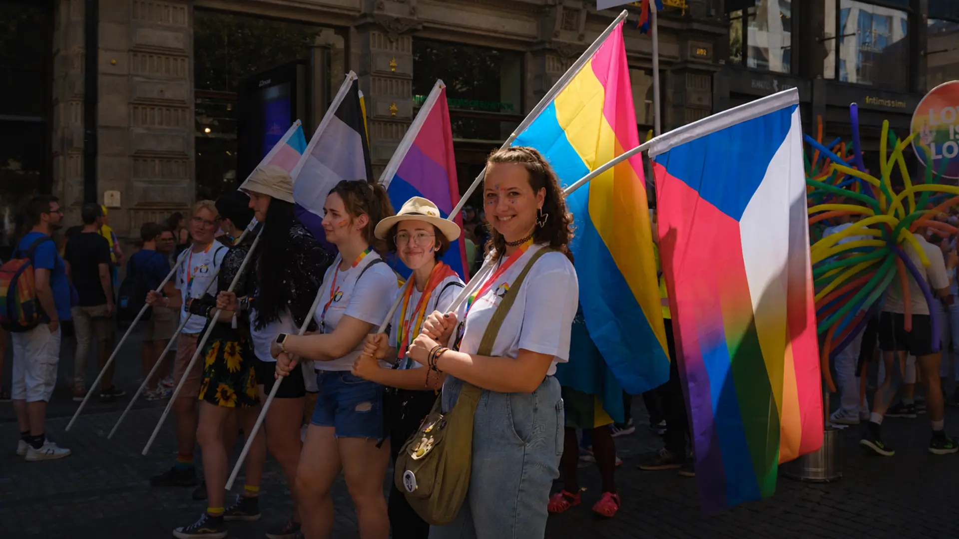 Pride pochod rozděluje Česko (2026): Byli jsme tam zjišťovat, co to znamená pro spotřebitele a&nbsp;obchodníky