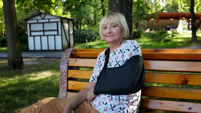 V&nbsp;Itálii si zlomila ruku, za sádru po ní chtěli 32&nbsp;000&nbsp;Kč. Modrá kartička na soukromé klinice nepomohla