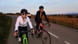 „Je to na pár facek.“ Českým řidičům dochází trpělivost s&nbsp;cyklisty, kteří jedou vedle sebe. Pokutovat je skoro nejde